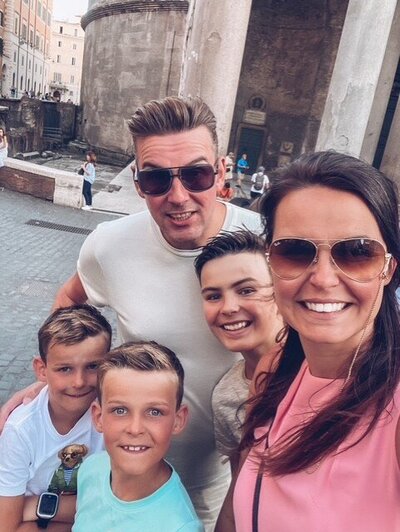 Vader moeder en drie zoons In Rome voor het phanteon