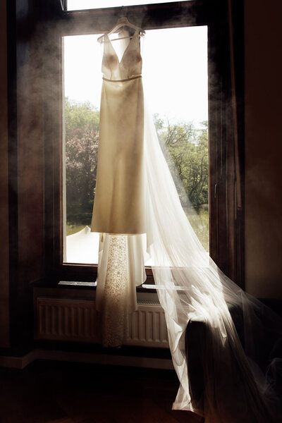 Bruidsjurk closeup door trouwfotograaf Linda Photography