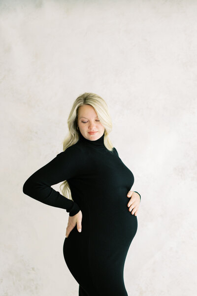 Franklin TN expecting woman dressed in black for maternity photography shoot