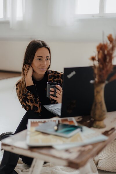 Business Shooting von einer Frau während der Arbeit