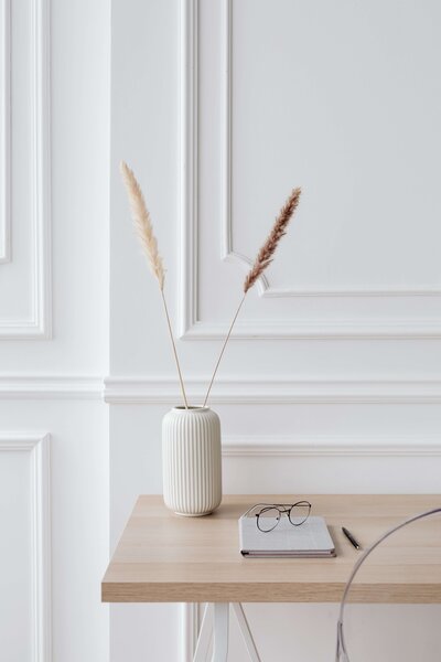 boho minimal interior decor with pampas grass