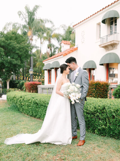 traditional couples pose wedding photography at muckenthaler mansion