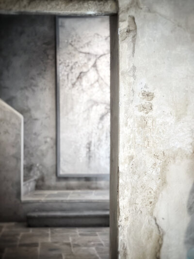 sfeerfoto van het interieur van de keramiek gallerij  Kalpa in Volterra in Italië