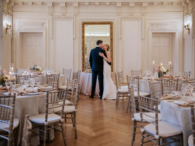 newlywed-kiss-in-stunning-ballroom-2