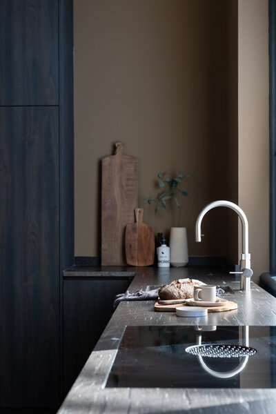 Moderne keukenruimte met vers brood en een kopje koffie. Bruine warme kleuren.