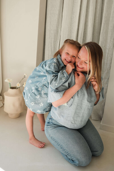 moeder en dochter knuffelend