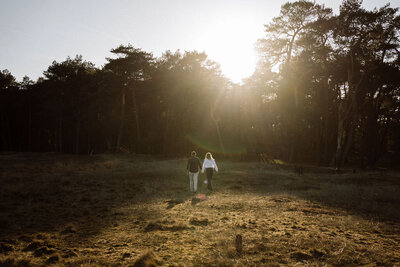 Liefdevolle pre-wedding fotoshoot op buitenlocatie - Golden hour Zeist 