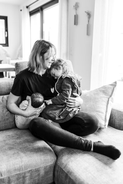 portrait papa bébé - séance photo bébé à la maison thonon - vanessa amiot photographe