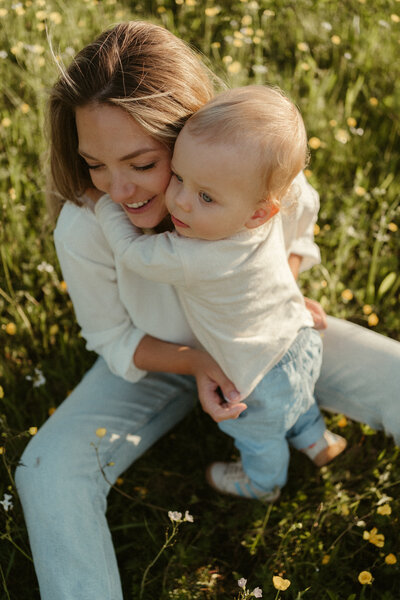 mama en zoontje fotografie tijdens bloemenweide