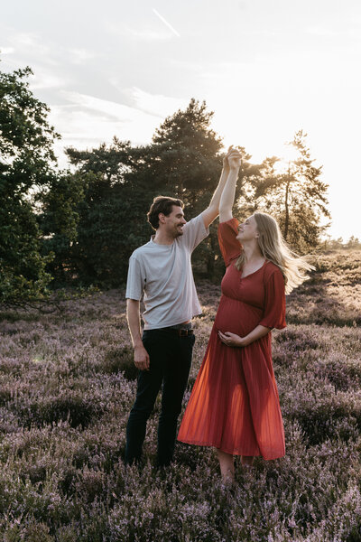 Zwangerschapsshoot Tienen koppel op de heide
