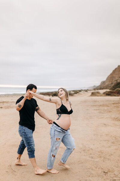 Pregnancy photos on the beach in San Diego