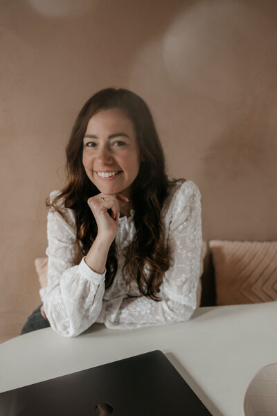 Vroouwelijke ondernemer aan tafel - branding shoot in Bergen 