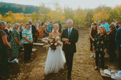 Bride-walking-down-aisle-with-father-in-crested-butte