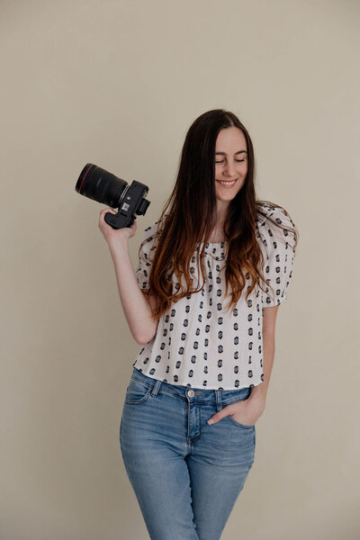 atlanta wedding photographer keri lindekugel holding camera