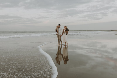 Fotoshoot met gezin aan het strand