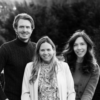 eamfoto van Juliette Fotografie: Juliette, Natascha en Tibor samen lachend op één foto – het creatieve team achter Studio Laurant en Juliette Fotografie.