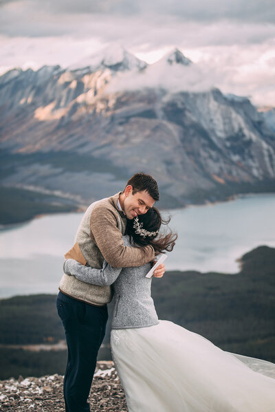 hiking elopement photographer