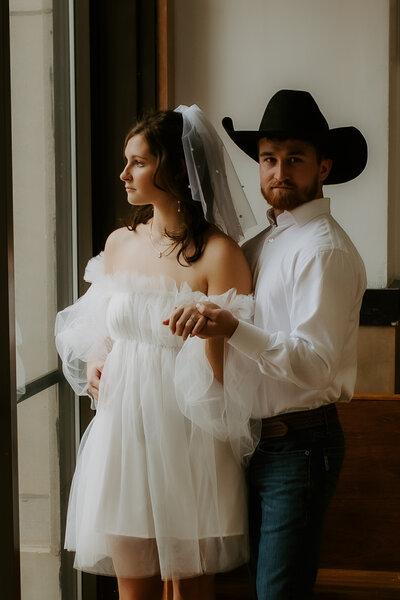 cowboy-elopement-at-courthouse