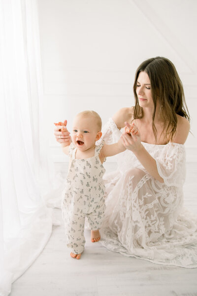 Babyfotografie mama und sohn sitzend