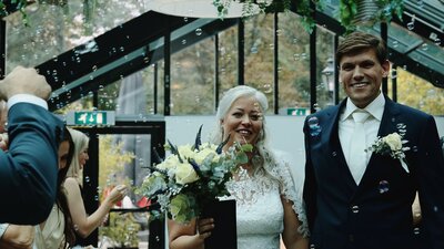 Prachtige trouwceremonie met bellenblazen op het eind. Mooi gevangen voor trouwclip van trouwvideograaf Sterly. 