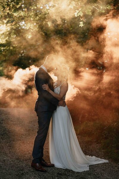 Trouwfotograaf Melissa Boer legt op een elegante manier echte momenten vast tijdens een romantische bruiloft in het bos in Klarenbeek.