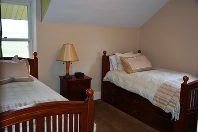 Hanging H bedroom 5