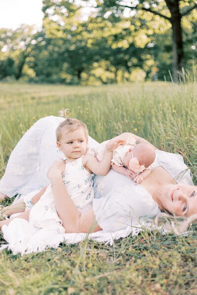 mom with her babies in peoria illinois outdoor newborn photos 