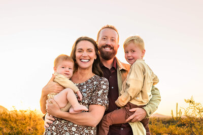 parents hugging kids for Arizona family photographer