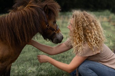 Nikki en haar pony Pubble tijdens kennismaking sessie.