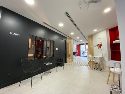 photo du salon derrière le fauteuil