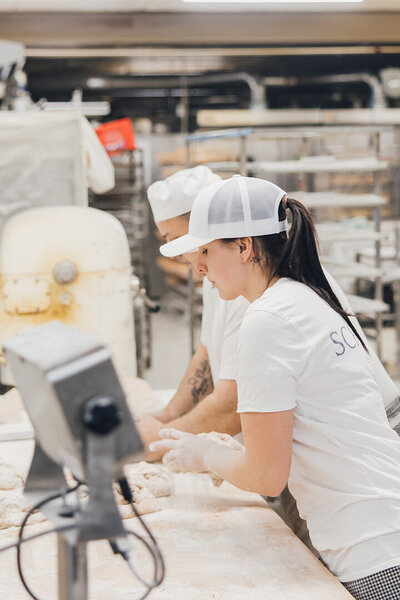 Bäckerin bei der Arbeit in der Backstube - Bäckerei Schnell in Feldkirch