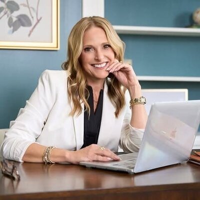 Rochelle Walsh client of Rachelle Deem for website design and online course funnel creation