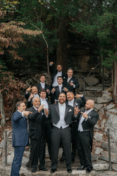 Fun groomsmen photo ideas outdoors