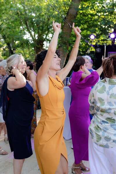 Groupe de musiciens et DJ qui mettent une ambiance de folie durant votre mariage 