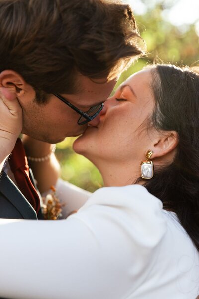 Moment intime lors de la séance photo de couple d'Andréa et Dimitri pendant leur mariage automnal dans le Beaujolais