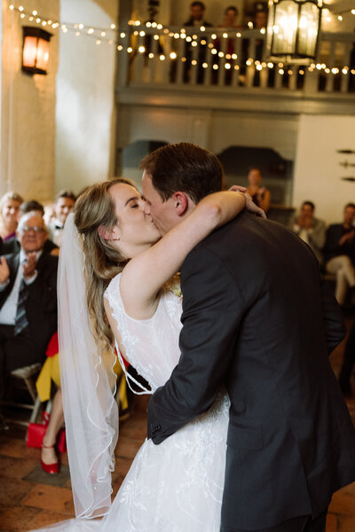 Tijdens de bruiloft de kus bij de ceremonie. 