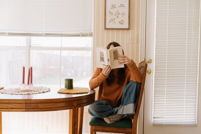 at home photographer brand photos reading a book