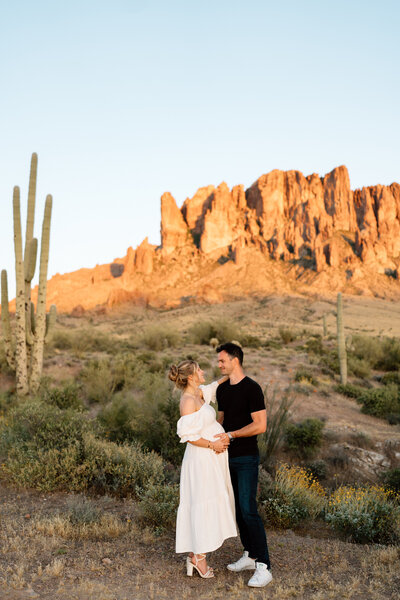 expecting couples poses in arizona landscape