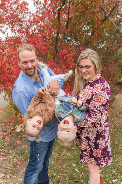 2023 krystal-moore-photography-moose-jaw-fall-family-with-red-leaves-14