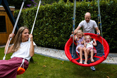 gezin schommelen in tuin