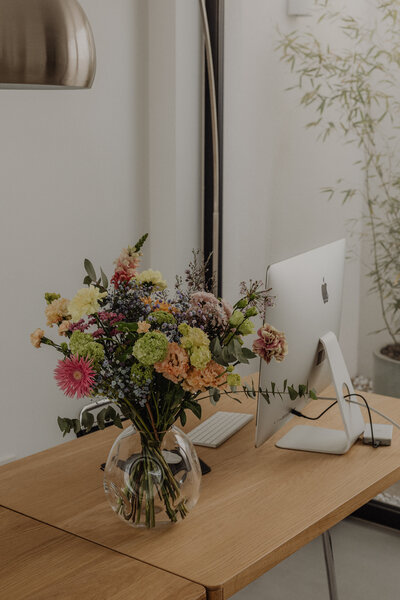 kaboompics_contemporary-home-design-trendy-floral-accents-and-modern-decor-ideas-35279