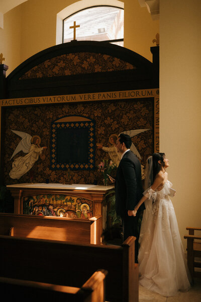 Bride and groom reading vows back to back before wedding ceremony, emotional first look moment captured by Tarah Shea, cinematic wedding photography