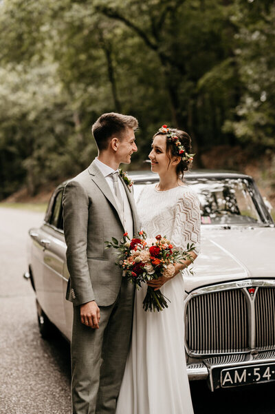 Intieme bruidsfotografie bij bruid en bruidegom in het bos.