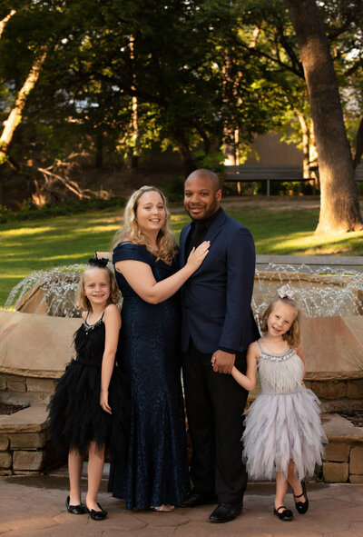 family-of-4-dressed-formal-at-grapevine-botanical-gardens-by-fountain