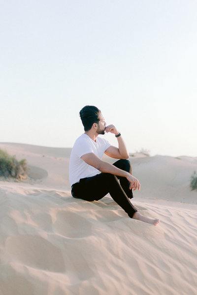 man in the desert during a photoshoot breide_and_groom_editorial_bridal_shoot_gabriella_vanstern (38)