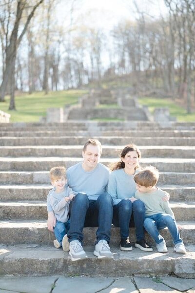 a-family-of-four-sitting-at-the-belle-meade-percy-priest-steps-by-Nashville-family-photographer-dolly-delong