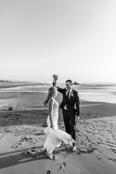 newlweds dancing on beach in Bandon