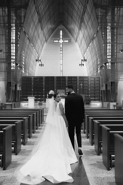 Black and white chapel wedding photos in documentary style | Sush Digital Media