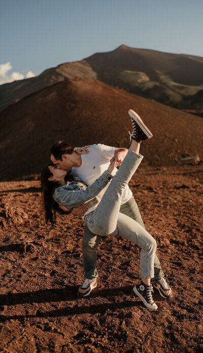 La veille de leur mariage en Sicile, séance couple au lever du soleil sur les pentes de l’Etna – un moment intime capté en lumière dorée par un duo photographe vidéaste