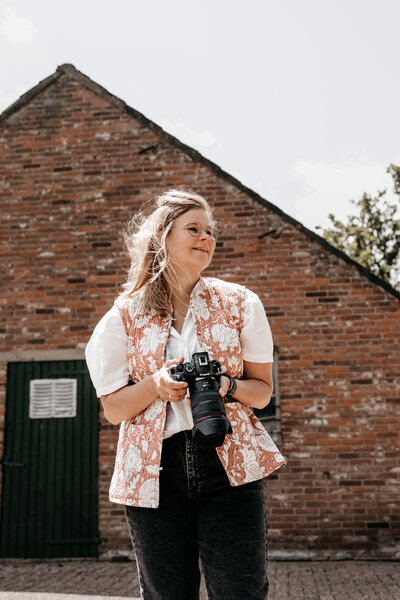 Tessa Baas met fotocamera